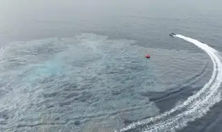 Gunfight off Yemen: Merchant ship collides with small vessels 