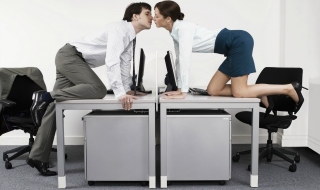 "За" и "против" любовните връзки в офиса