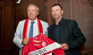 Лоурънс Дейвис пристига утре у нас