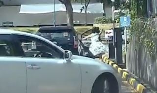 Toyota „избяга“ от собственичката си, мина през бариера и се блъсна в друга кола (ВИДЕО)
