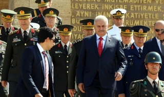 Турският премиер научил за преврата от приятели, а не от разузнаването