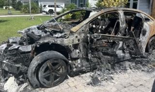 Електрически Mercedes EQE изгоря напълно в затворен гараж
