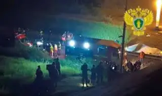 Пътнически влак дерайлира край Брянск след срутване на жп мост, жертвите са седем, ранените 35