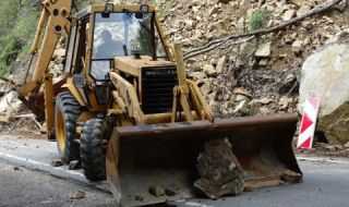 Паднала скална маса затвори пътя Пещера-Батак