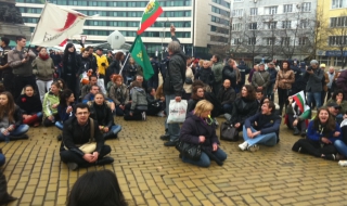 Елитът на нацията протестира за морал