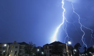 Опасно време! Жълт код за гръмотевични бури, порои и градушки за 14 области на страната