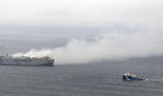 Теглят запалил се кораб с 3 800 автомобила край бреговете на Нидерландия ВИДЕО