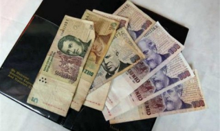 Аржентинското песо падна с 30%