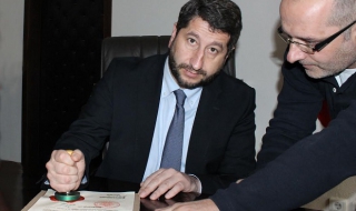 Иванов положи държавния печат върху закона за промени в конституцията