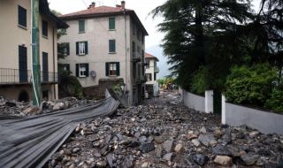 Свлачища, порой и наводнения край езерото Комо в Италия 