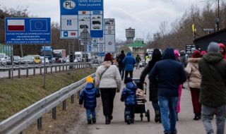 Десетки хиляди украинци, предимно жени и деца, напускат страната си