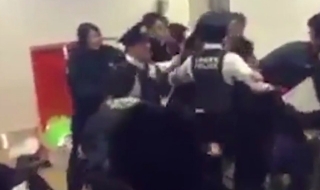 Китайски туристи срещу японски полицаи (ВИДЕО)