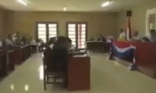 Президент се изложи! Хванаха го да гледа порно (ВИДЕО)