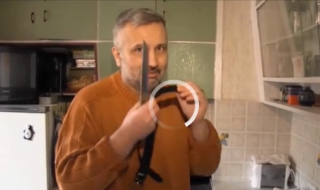 Скандален бизнесмен отряза пръста си в знак на протест