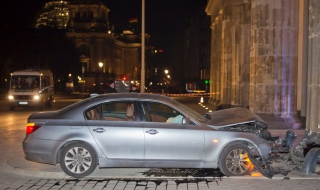 Заспал шофьор се заби в Бранденбургската врата