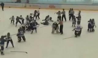 11-годишни хокеисти си спретнаха меле (ВИДЕО)