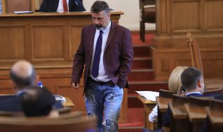 Филип Станев от ИТН се яви със скъсани дънки в парламента, получи забележка
