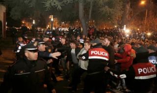 Хиляди протестират в Албания