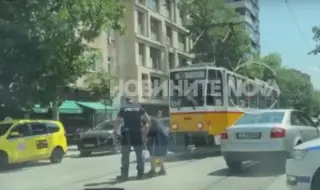 Полицаят, спрял колите в центъра на София, за да помогне на възрастен човек, спасил 16 души