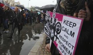 Полша няма да забранява абортите