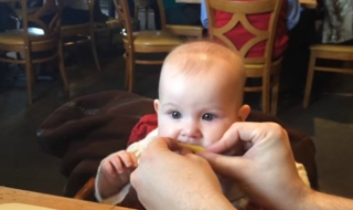 Бебе опитва лимон за първи път (ВИДЕО)