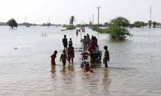 Броят на жертвите на наводненията в Пакистан надхвърли 1200