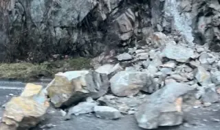 Огромни камъни се свлякоха на път Е79 пред автомобил