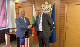 Кирил Вътев обсъди с посланика на САЩ Кенет Мертен транзита на земеделска продукция от Украйна