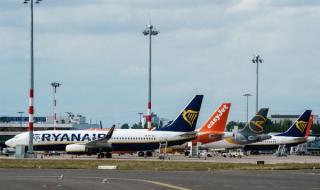 Компанията Ryanair намалява полетите