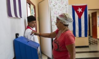 Кубинците гласуват за парламент в неделя 