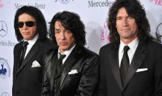 Още един от Kiss с положителен тест за Covid