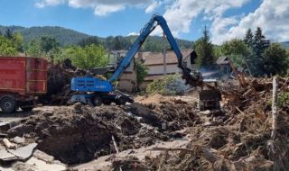 Остават проблемите с тока и водата в наводнените карловски села