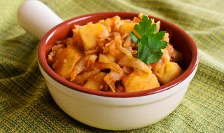Рецепта на деня: Яхния със зеле и картофи