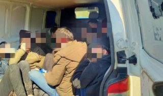 Хванаха 20 мигранти, укрити в каросерия на камион в кв. "Обеля"