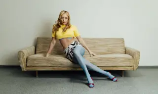 Дара Екимова си играе с гравитацията в новото си ВИДЕО “Ladida” 