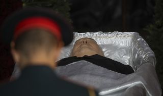 Хиляди руснаци се стекоха на погребението на Горбачов (СНИМКИ)