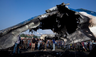 Самолет се разби край Еверест, 19 загинаха