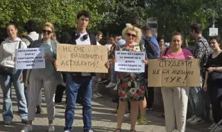 След скока на таксите: Студенти отново излизат на протест пред сградата на Народното събрание
