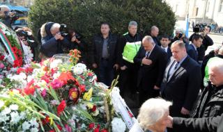 Борисов поднесе цветя пред паметника на Левски в София (СНИМКИ)