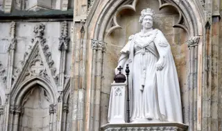 Статуя на Елизабет II с любимите й кучета откриват във Великобритания 