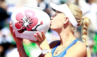 Каролине Возняцки води колоната към София