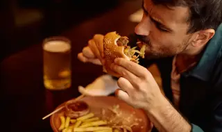 Млад мъж е в критично състояние, след като се опита да глътне цял бургер