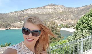 Секси репортерка от "Господари на ефира" разпуска в Гърция (СНИМКИ)