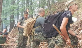 Военни гасят пожара над село Югово, в операцията участва и вертолет