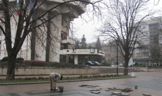 Европлощади за милиони вече се рушат