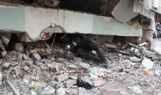 Сграда рухна в Турция, извадиха тялото на дете сред отломките