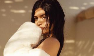 Кайли Дженър пусна първа СНИМКА на дъщеря си (ВИДЕО)