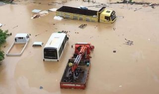 Загинали при наводнения и свлачища в Турция