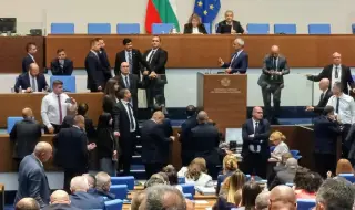 Цончо Ганев блъсна Божанков, депутати ги разтърваха (ВИДЕО)