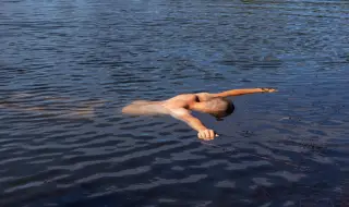 Плаващ „труп“ в езеро се оказа заспал пиян мъж